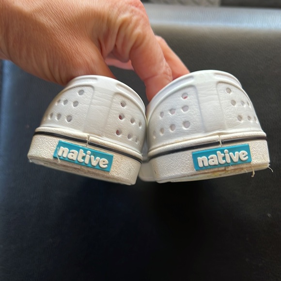Toddler girls Native shoes gently worn size C8💜 - Picture 4 of 7